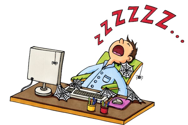 Cartoon-Bild eines Büroangestellten, der an seinem Schreibtisch schläft, während Spinnen Netze auf ihm bauen